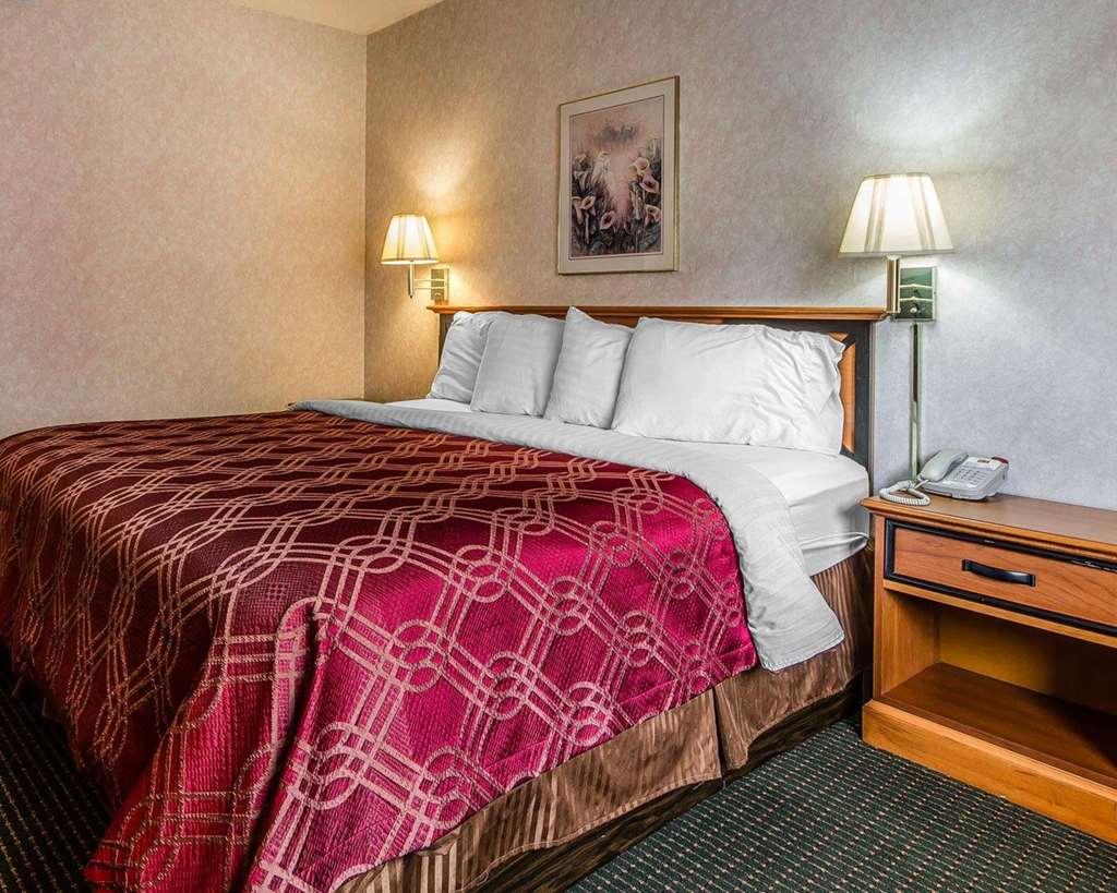 Days Inn By Wyndham Manitowoc Room photo